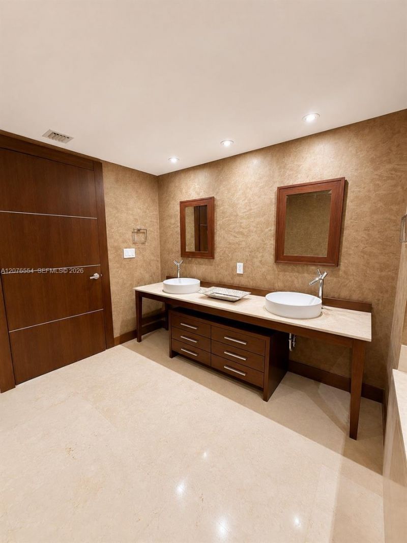 465 Brickell Ave , Unit 5605, Miami, FL 33131 Photo
