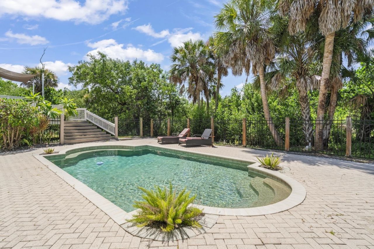 6062 Dinkins Lake Rd, Sanibel, FL 33957 Photo
