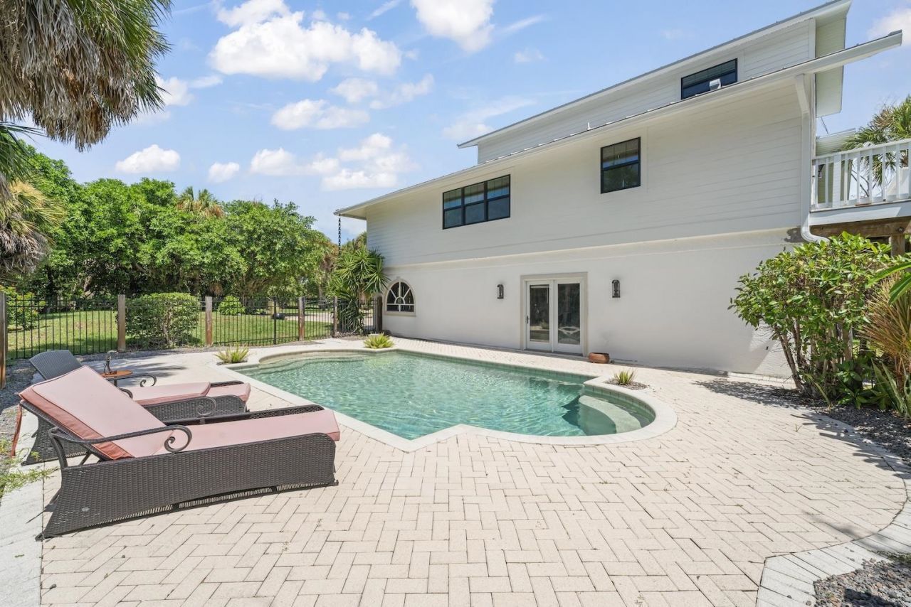 6062 Dinkins Lake Rd, Sanibel, FL 33957 Photo