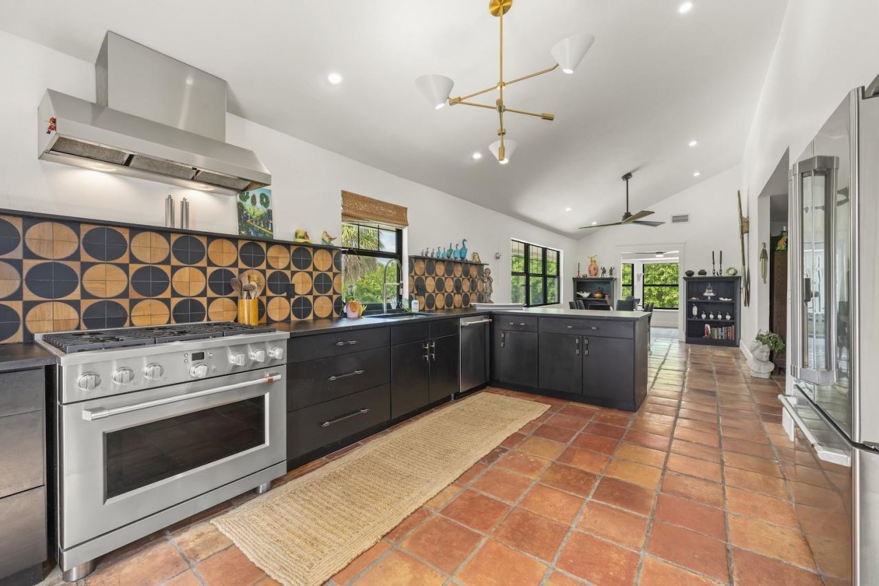 6062 Dinkins Lake Rd, Sanibel, FL 33957 Photo