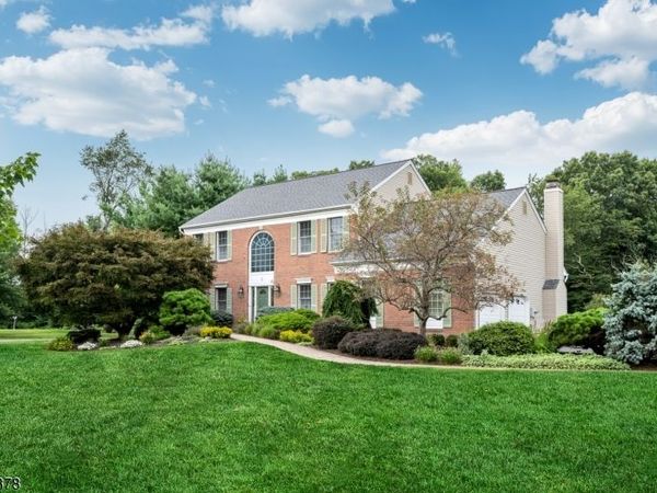 2 Fells Ln, Mount Olive, NJ 07836