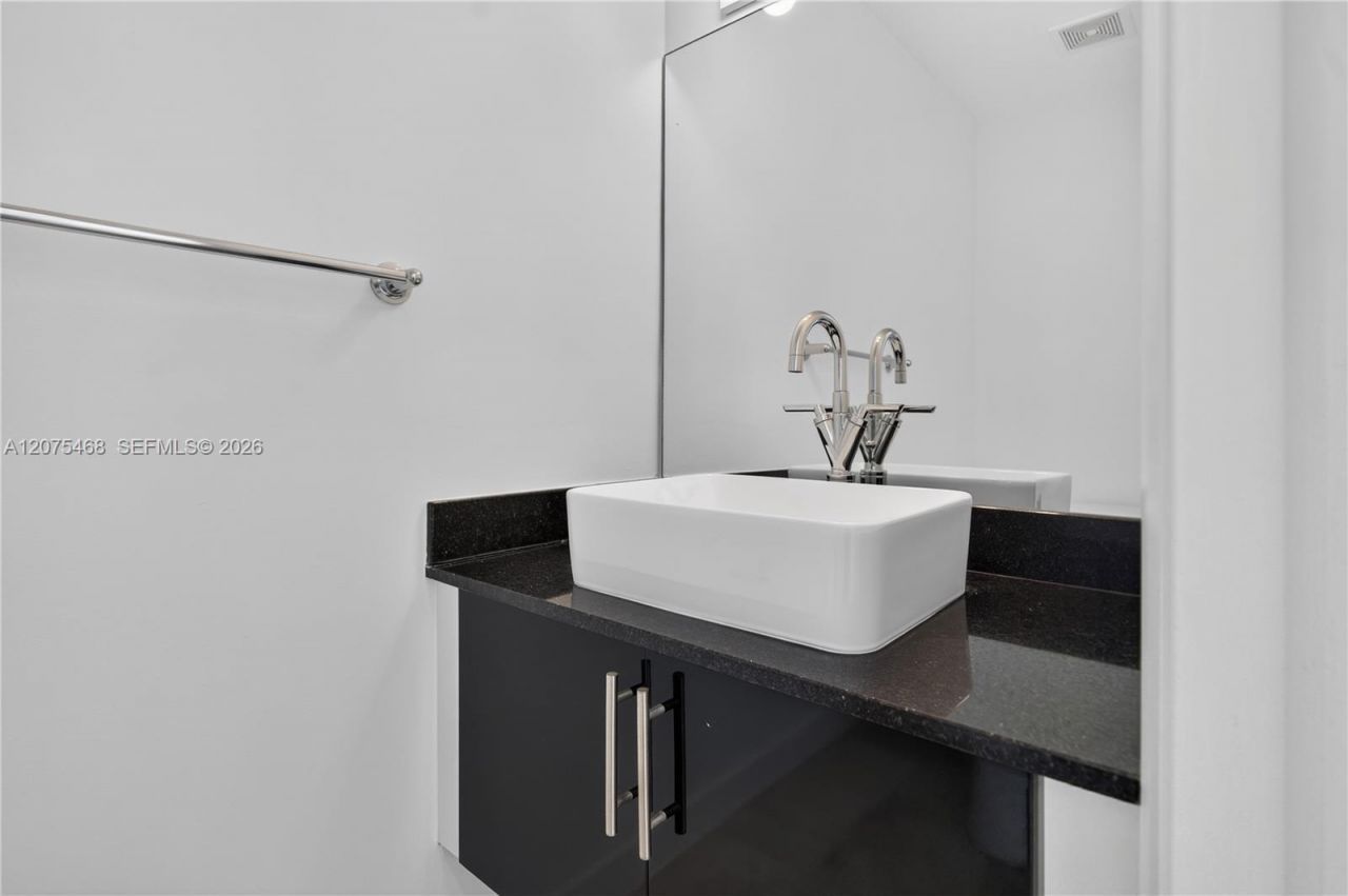 31 SE 5th St, Unit 4212, Miami, FL 33131 Photo