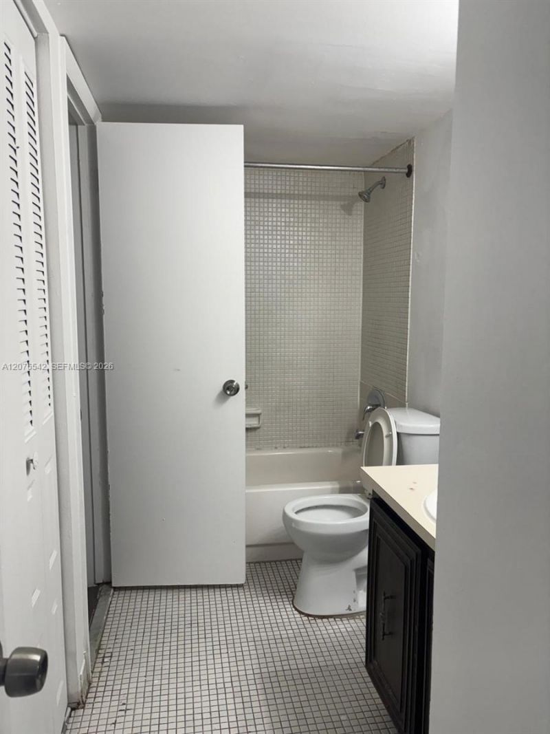 486 NW 165th St Rd , Unit B-308, Miami, FL 33169 Photo