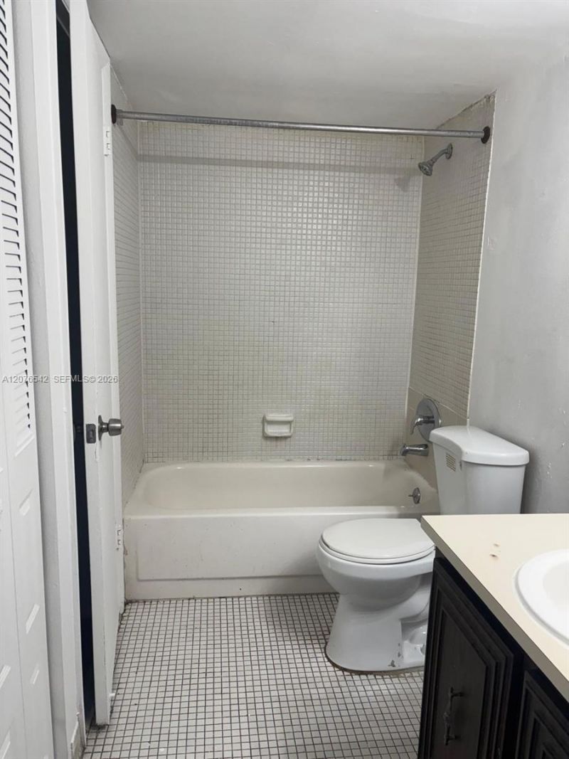 486 NW 165th St Rd , Unit B-308, Miami, FL 33169 Photo