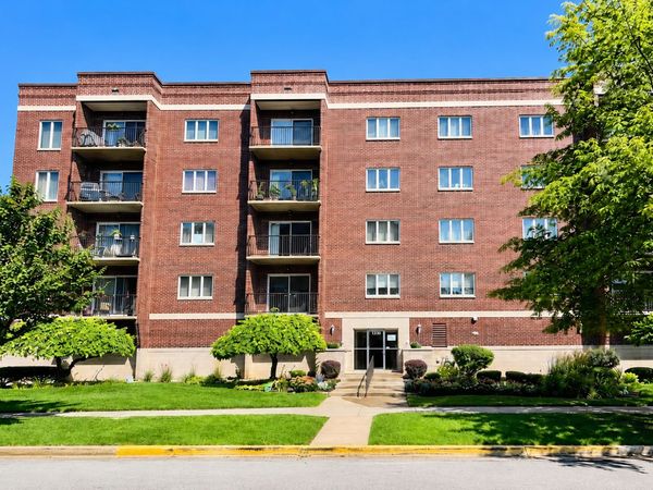 1330 Perry Street, Unit 202, Des Plaines, IL 60016