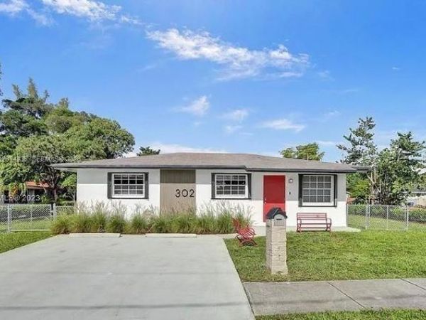 302 NW 9th St, Hallandale Beach, FL 33009