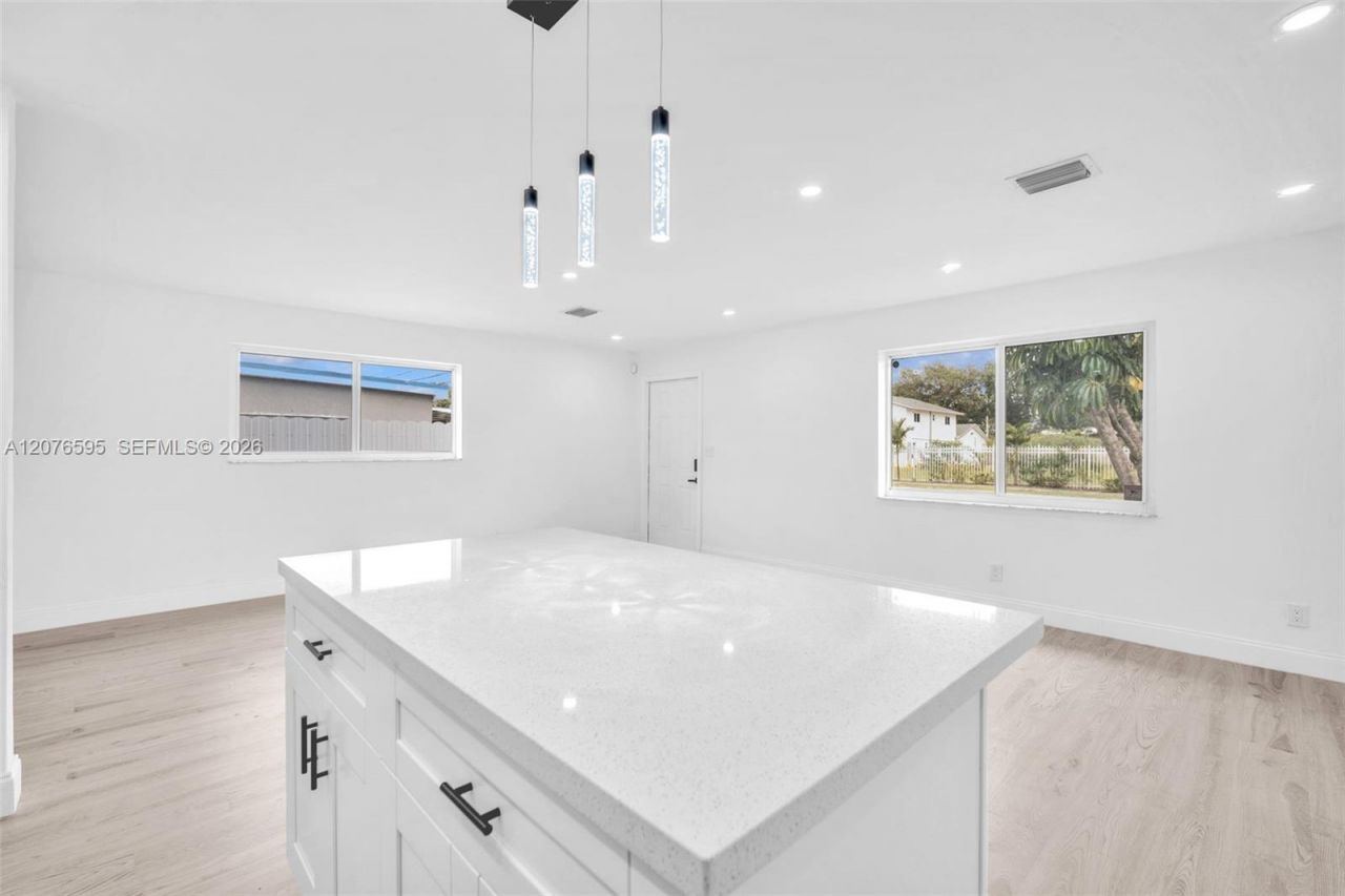 2572 NW 20th St, Fort Lauderdale, FL 33311 Photo