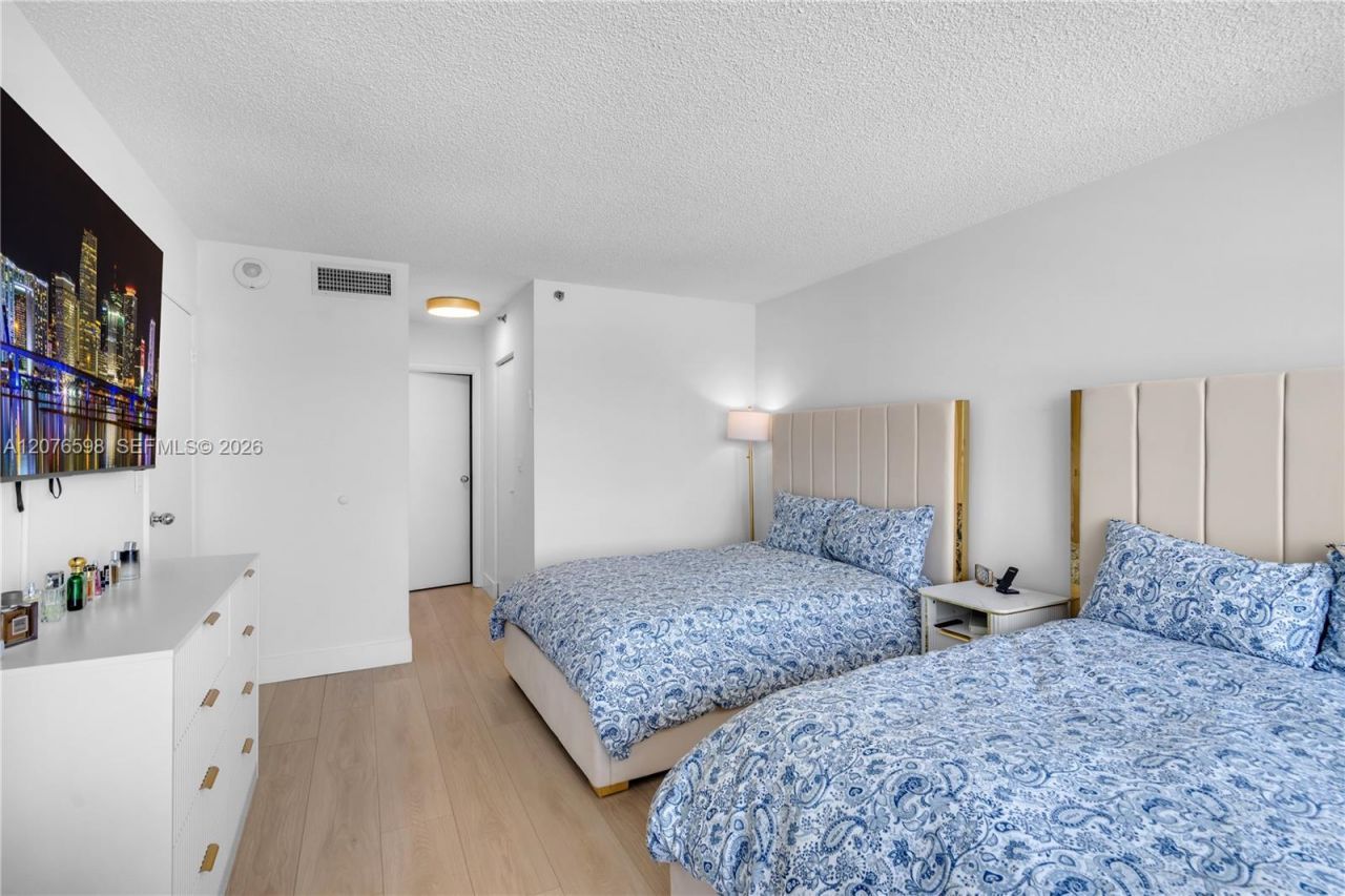 4101 Pine Tree Dr , Unit 1105, Miami Beach, FL 33140 Photo