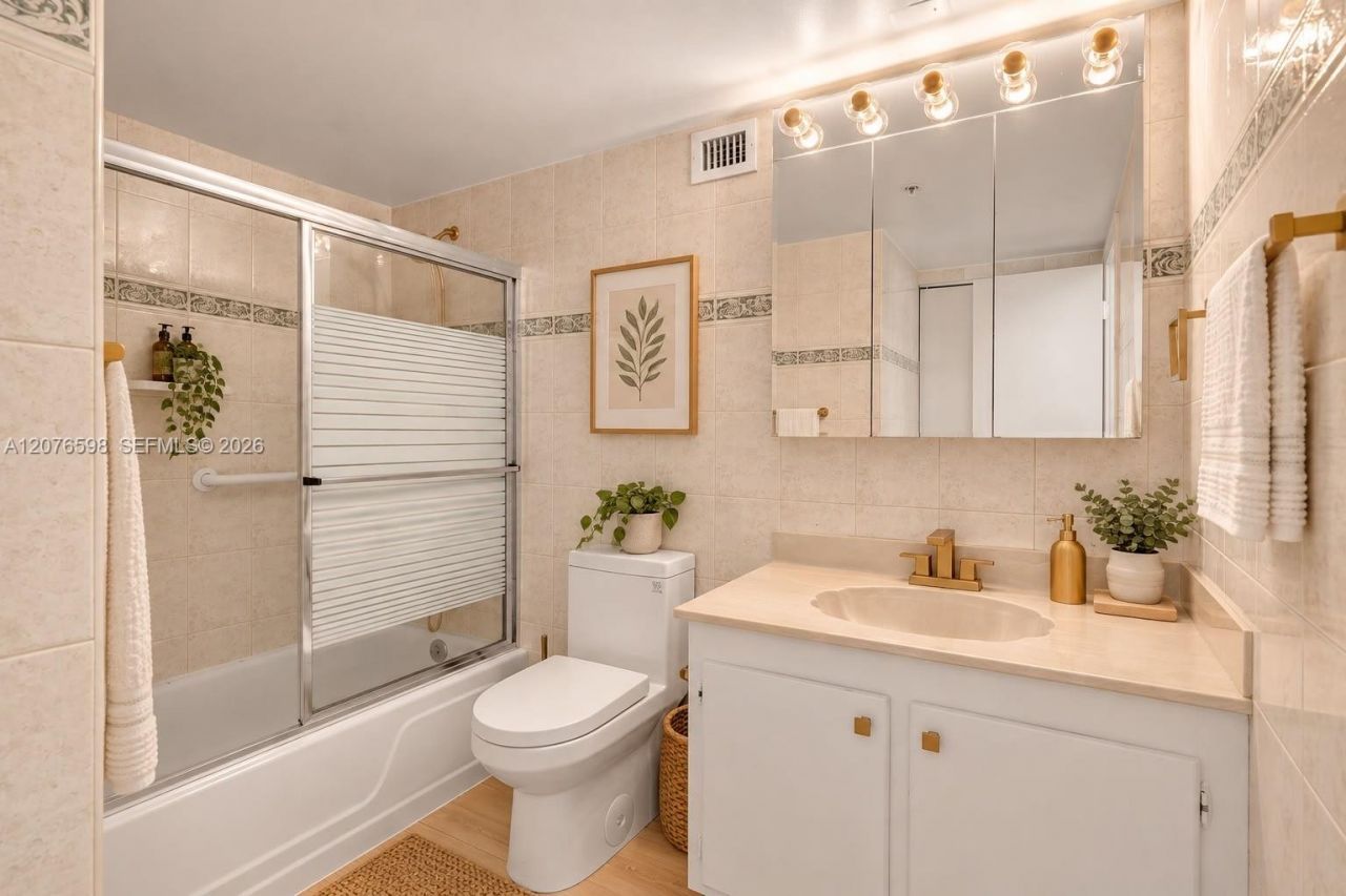 4101 Pine Tree Dr, Unit 1105, Miami Beach, FL 33140 Photo
