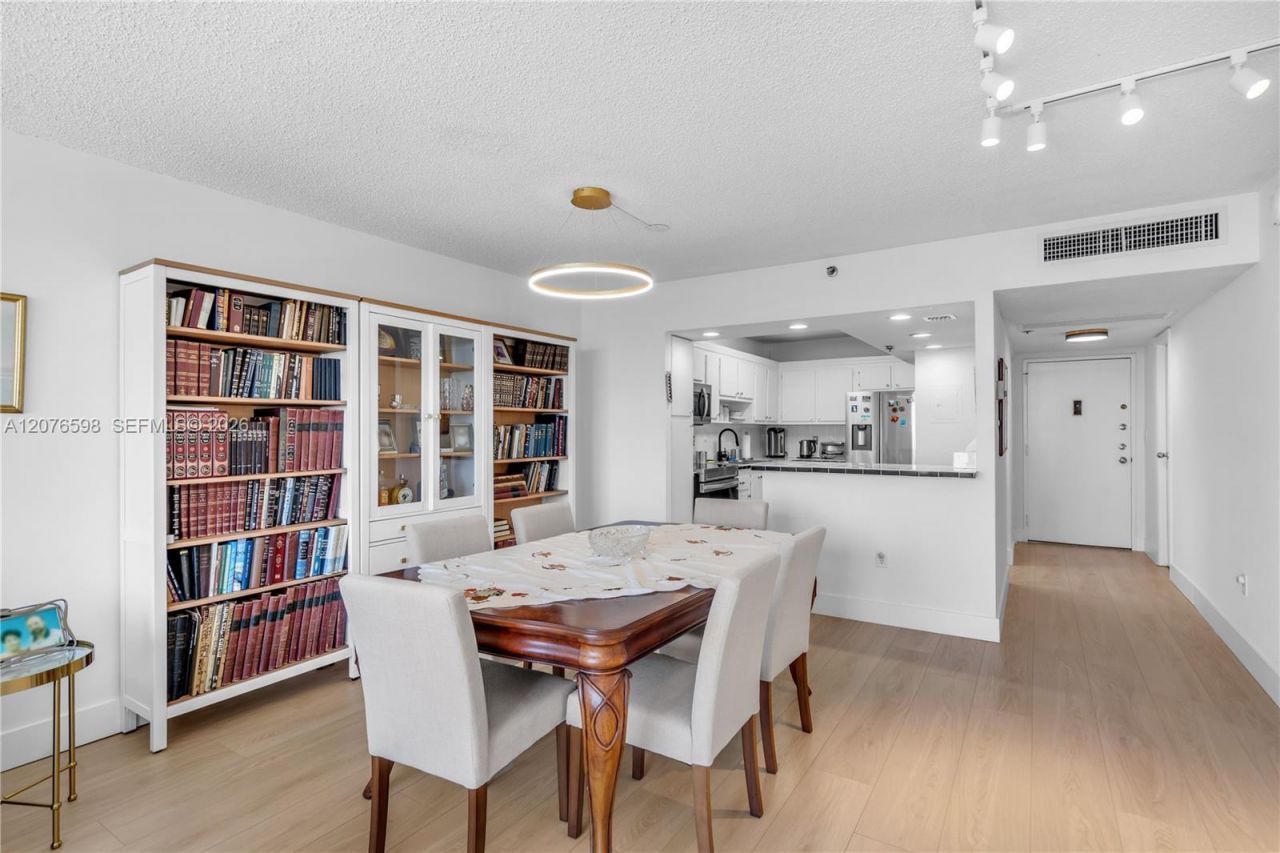 4101 Pine Tree Dr , Unit 1105, Miami Beach, FL 33140 Photo
