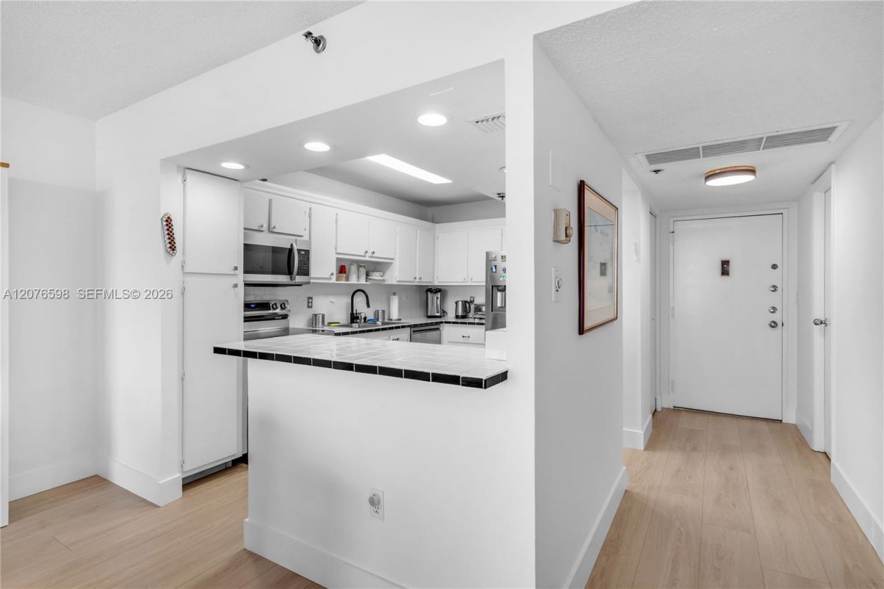 4101 Pine Tree Dr , Unit 1105, Miami Beach, FL 33140 Photo