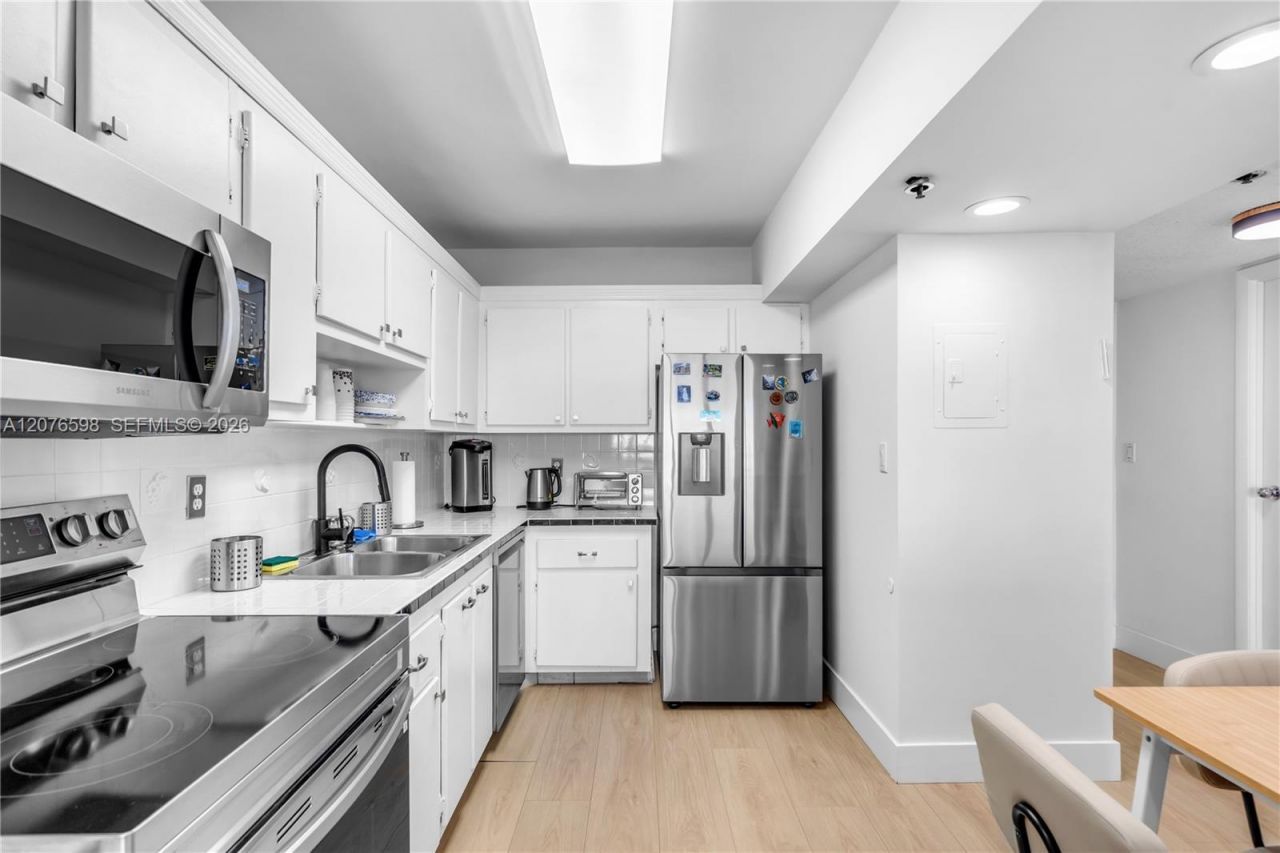 4101 Pine Tree Dr , Unit 1105, Miami Beach, FL 33140 Photo