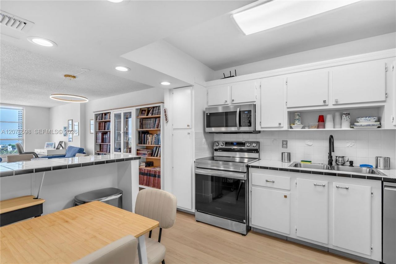 4101 Pine Tree Dr , Unit 1105, Miami Beach, FL 33140 Photo