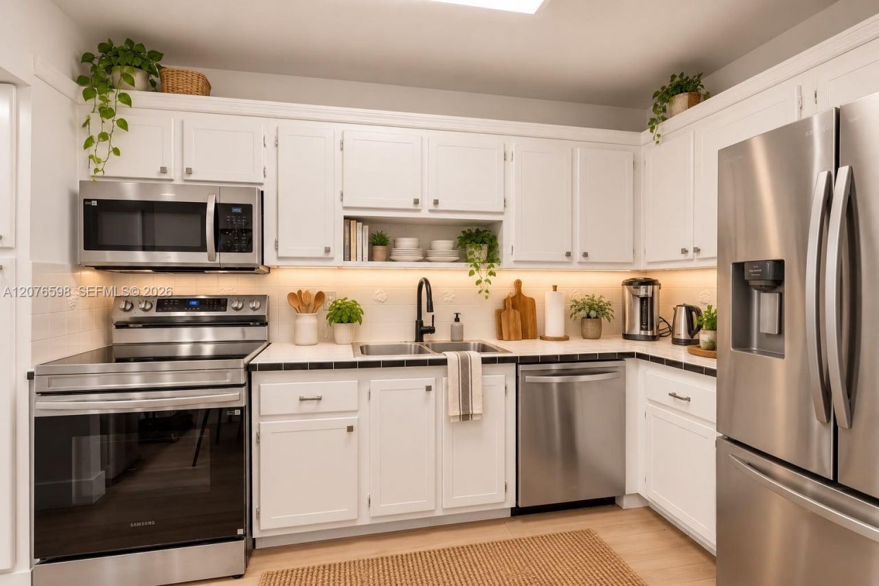 4101 Pine Tree Dr, Unit 1105, Miami Beach, FL 33140 Photo