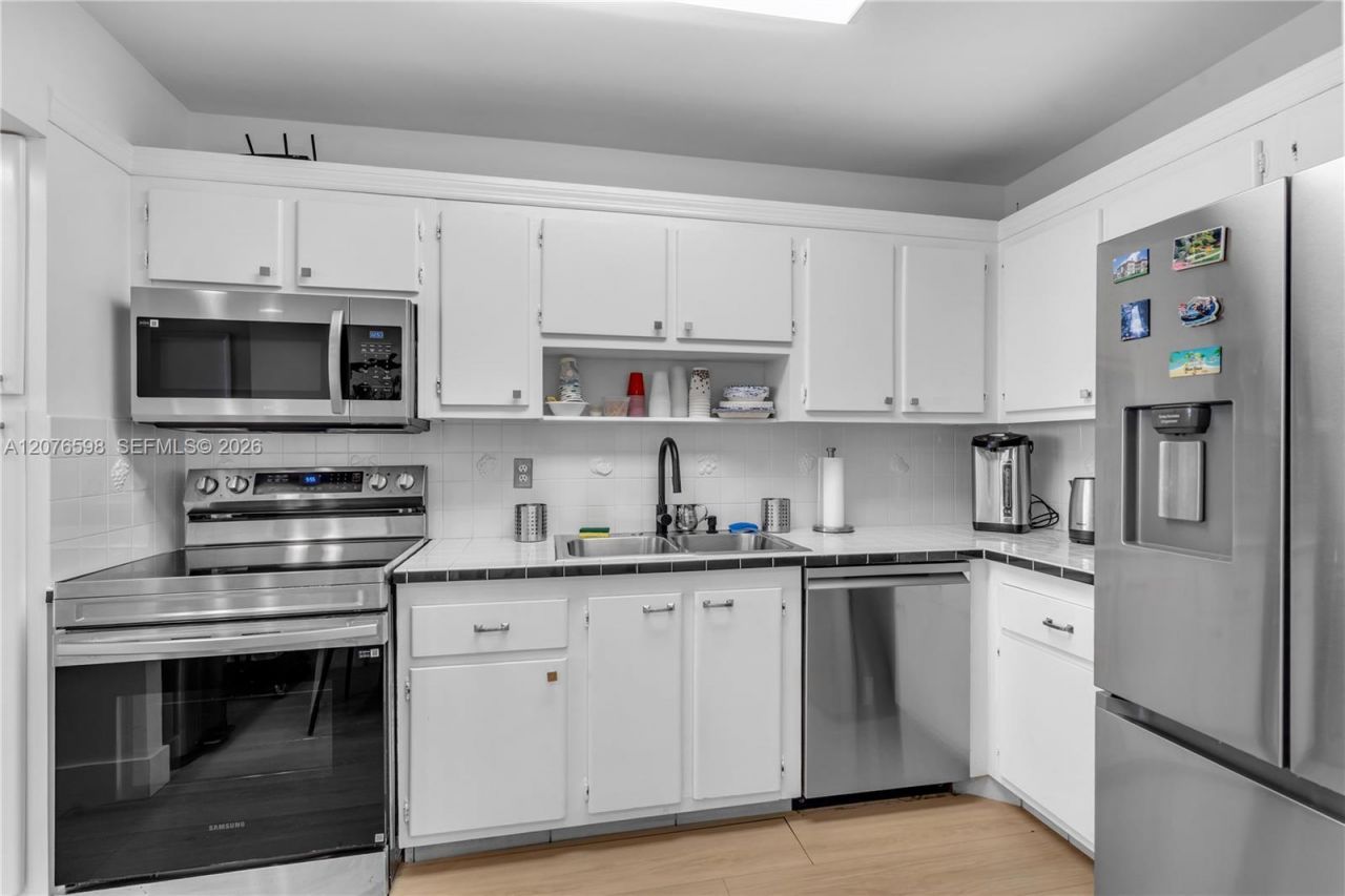 4101 Pine Tree Dr , Unit 1105, Miami Beach, FL 33140 Photo