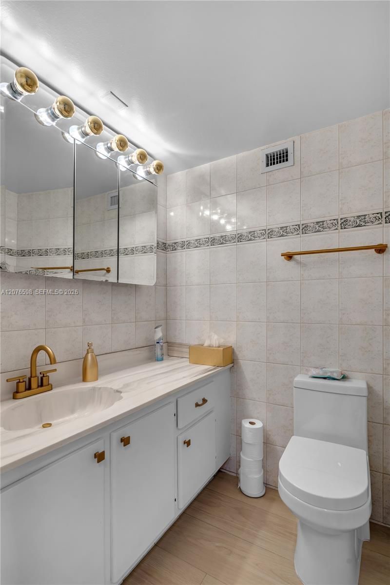 4101 Pine Tree Dr , Unit 1105, Miami Beach, FL 33140 Photo