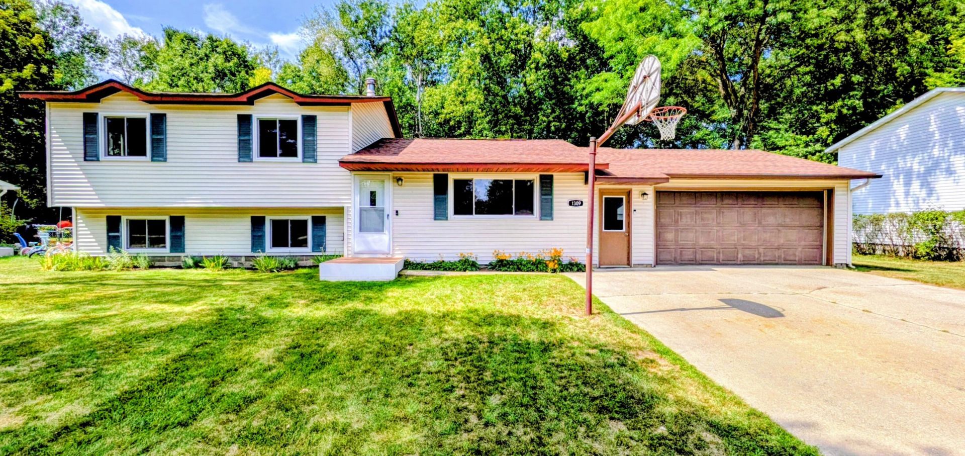 1309 N Antler Street, Gladwin, MI 48624 Main Photo