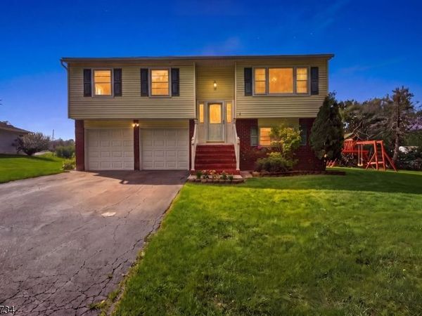 14 Harwich Rd, Lopatcong, NJ 08865