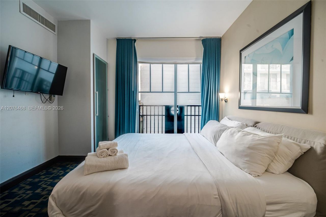 1060 Ocean Dr, Unit D206, Miami Beach, FL 33139 Photo