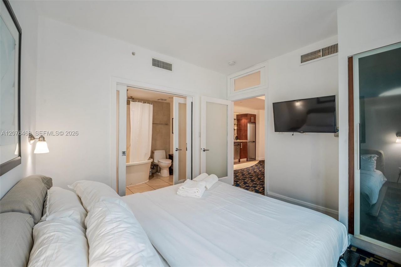 1060 Ocean Dr, Unit D206, Miami Beach, FL 33139 Photo