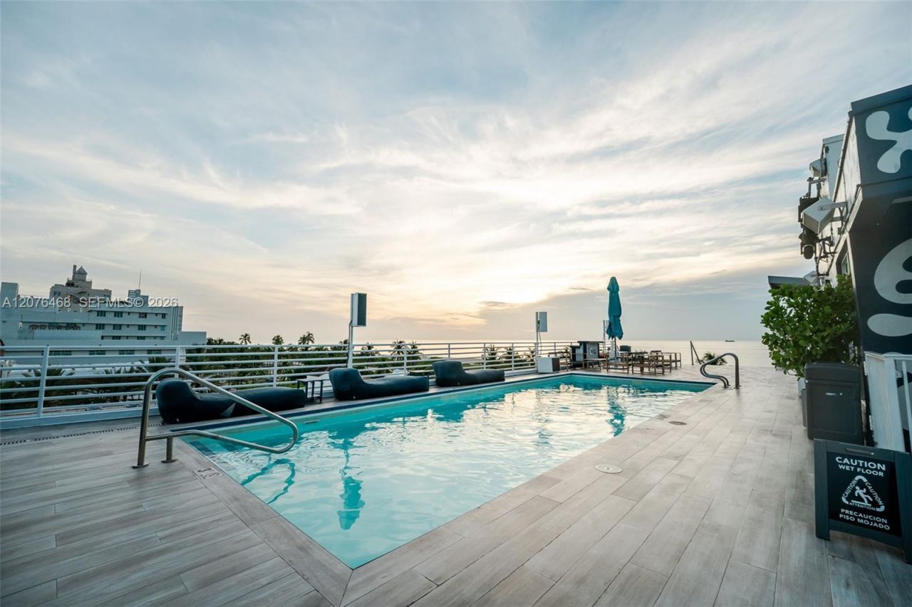 1060 Ocean Dr, Unit D206, Miami Beach, FL 33139 Photo