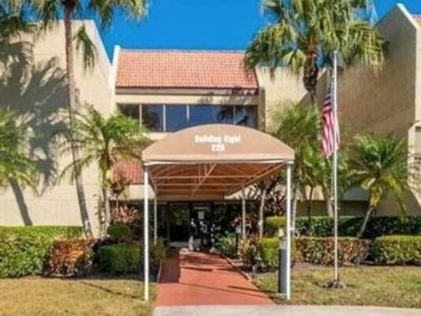 220 LAKEVIEW Drive, Unit 103, Weston, FL 33326