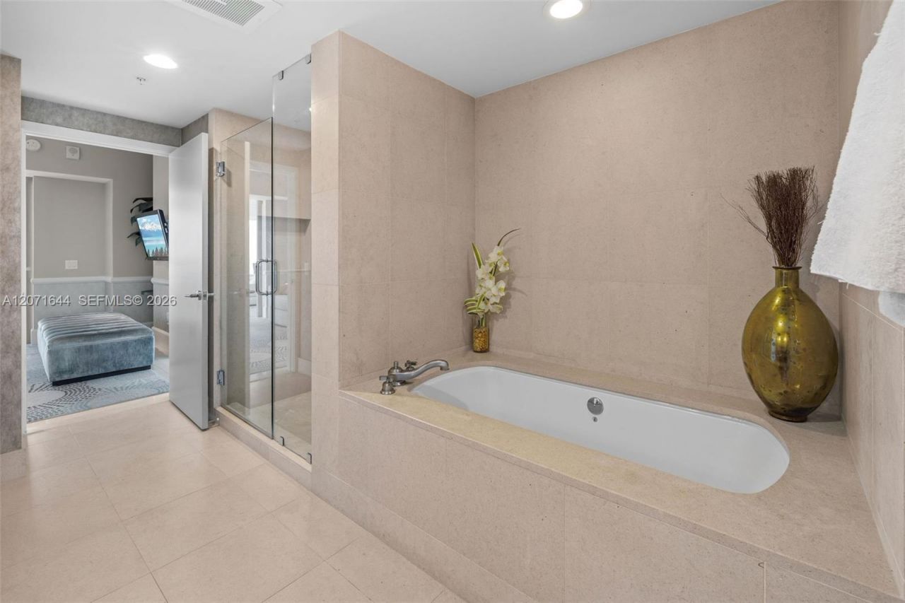 6899 Collins Ave , Unit 2708, Miami Beach, FL 33141 Photo