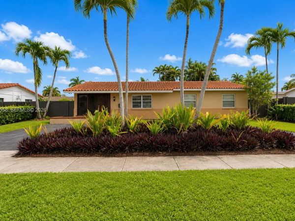 3115 Village Green Dr , Miami, FL 33175