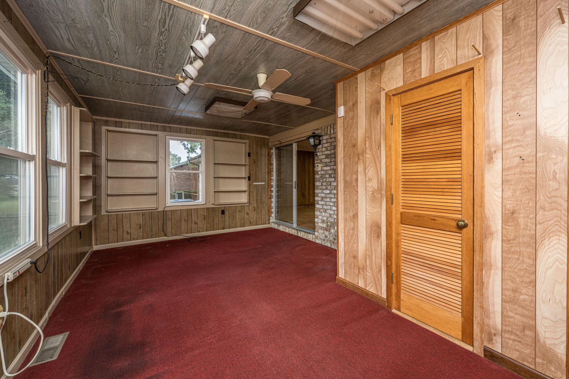 1056 Woodside Drive Photo 13