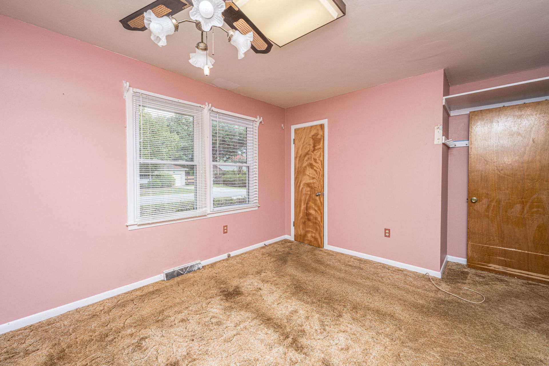 1056 Woodside Drive Photo 16