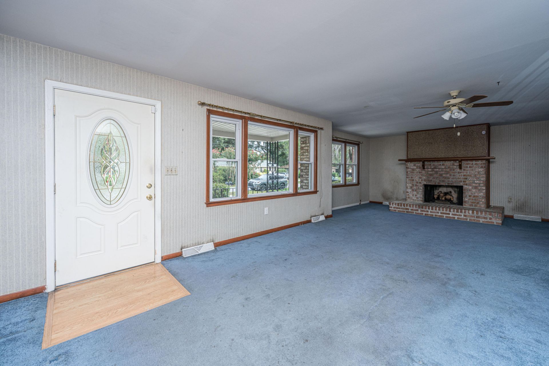 1056 Woodside Drive Photo 4