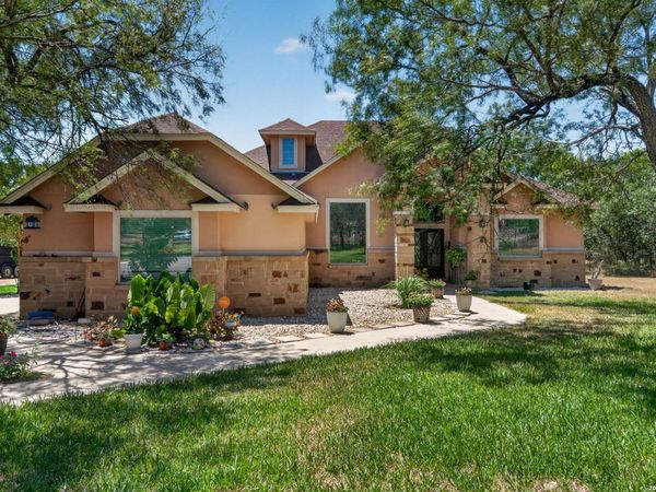 124 County Road 2662, Devine, TX 78016