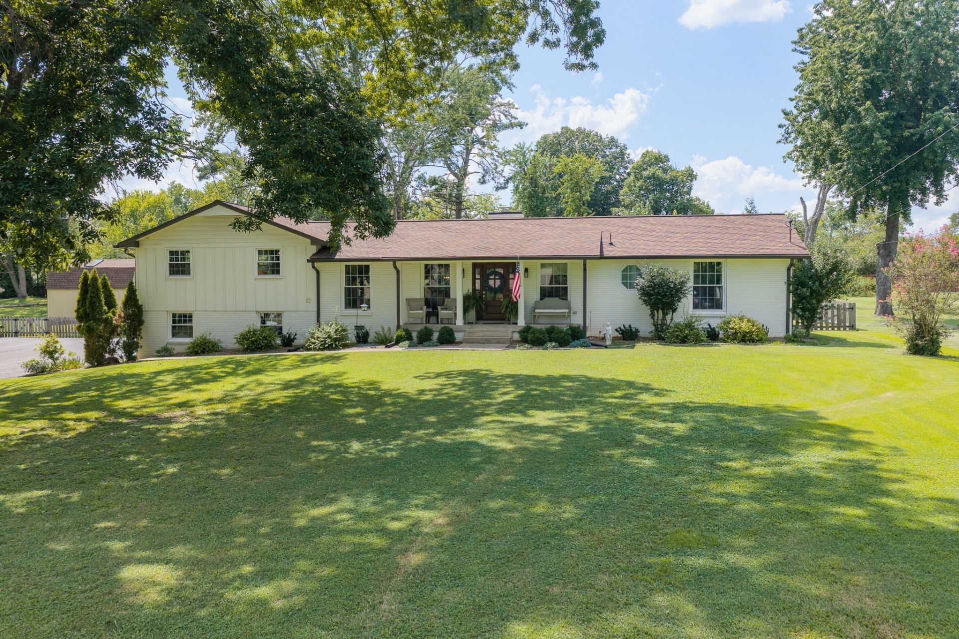 384 Indian Lake Rd, Hendersonville, TN 37075 Main Photo