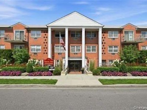 250 Village Avenue N, Unit A14, Rockville Centre, NY 11570