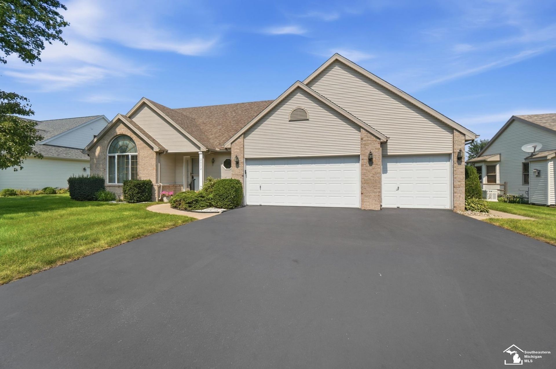 2572 Chapel Creek Drive, Lambertville, MI 48144 Main Photo