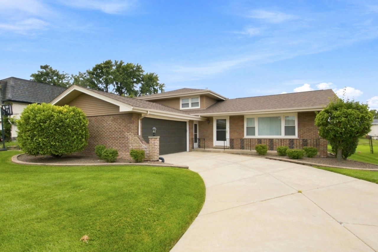 8828 W 98th Street, Palos Hills, IL 60465 Main Photo