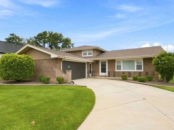 8828 W 98th Street , Palos Hills, IL 60465