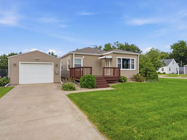 5231 11th Avenue B , Moline, IL 61265