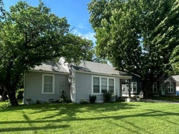 608 W Baldridge Street, Ennis, TX 75119
