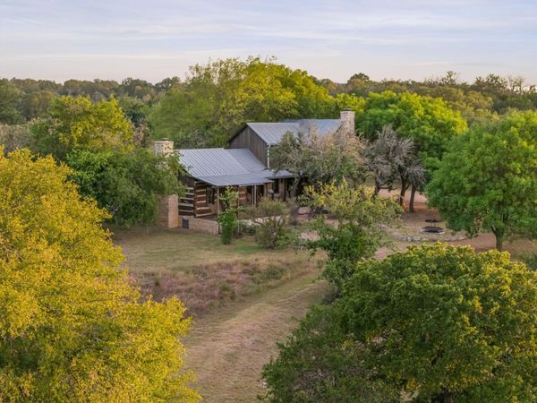 401 Clear Creek LN, Fredericksburg, TX 78624
