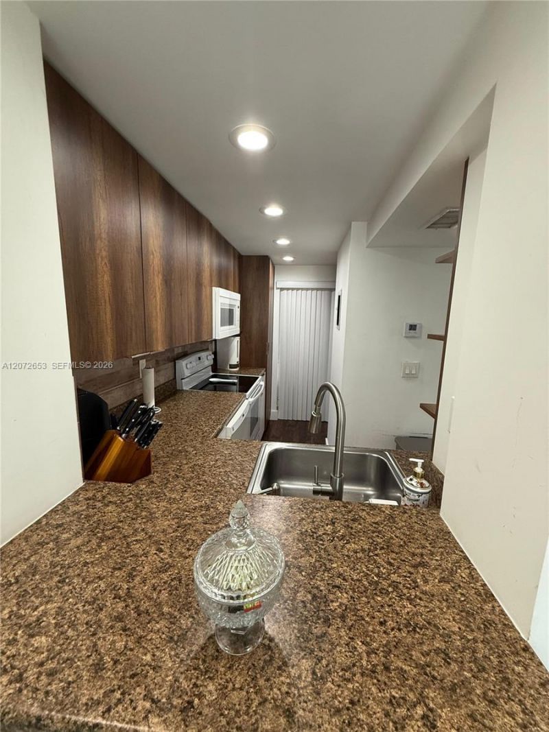 9220 Fontainebleau Blvd , Unit 508, Miami, FL 33172 Photo