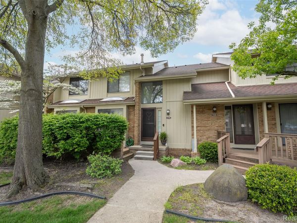5590 Hillcrest Circle W, West Bloomfield Township, Mi 48322