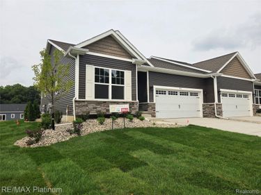 867 Oakwood Circle , Unit 25, Fenton, Mi 48430