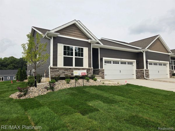 867 Oakwood Circle , Unit 25, Fenton, Mi 48430