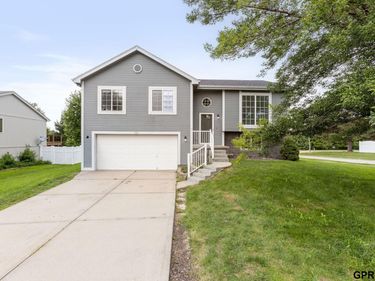 724 Clearwater Drive, Papillion, NE 68046