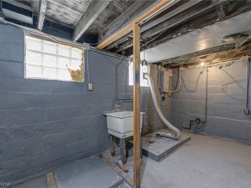 2718 Roanoke Avenue, Cleveland, OH 44109 Photo 39
