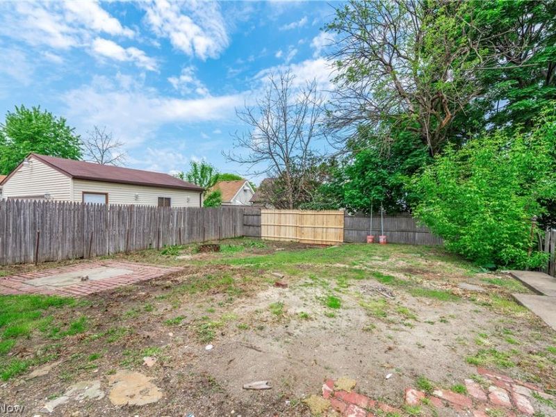 2718 Roanoke Avenue, Cleveland, OH 44109 Photo 6