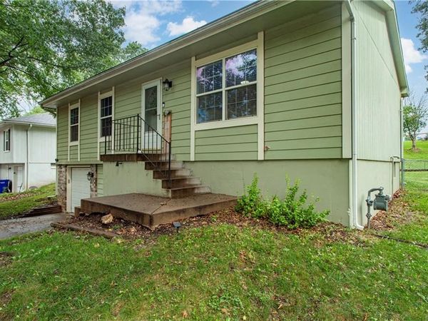 808 SE 19th Street, Oak Grove, MO 64075