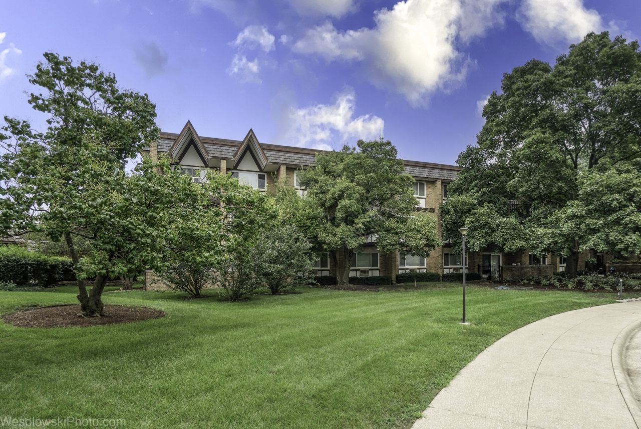 360 Claymoor Road, Unit 2C, Hinsdale, IL 60521 Main Photo