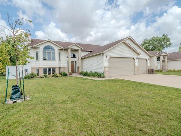 2501 PARKVIEW Drive S, Fargo, ND 58103